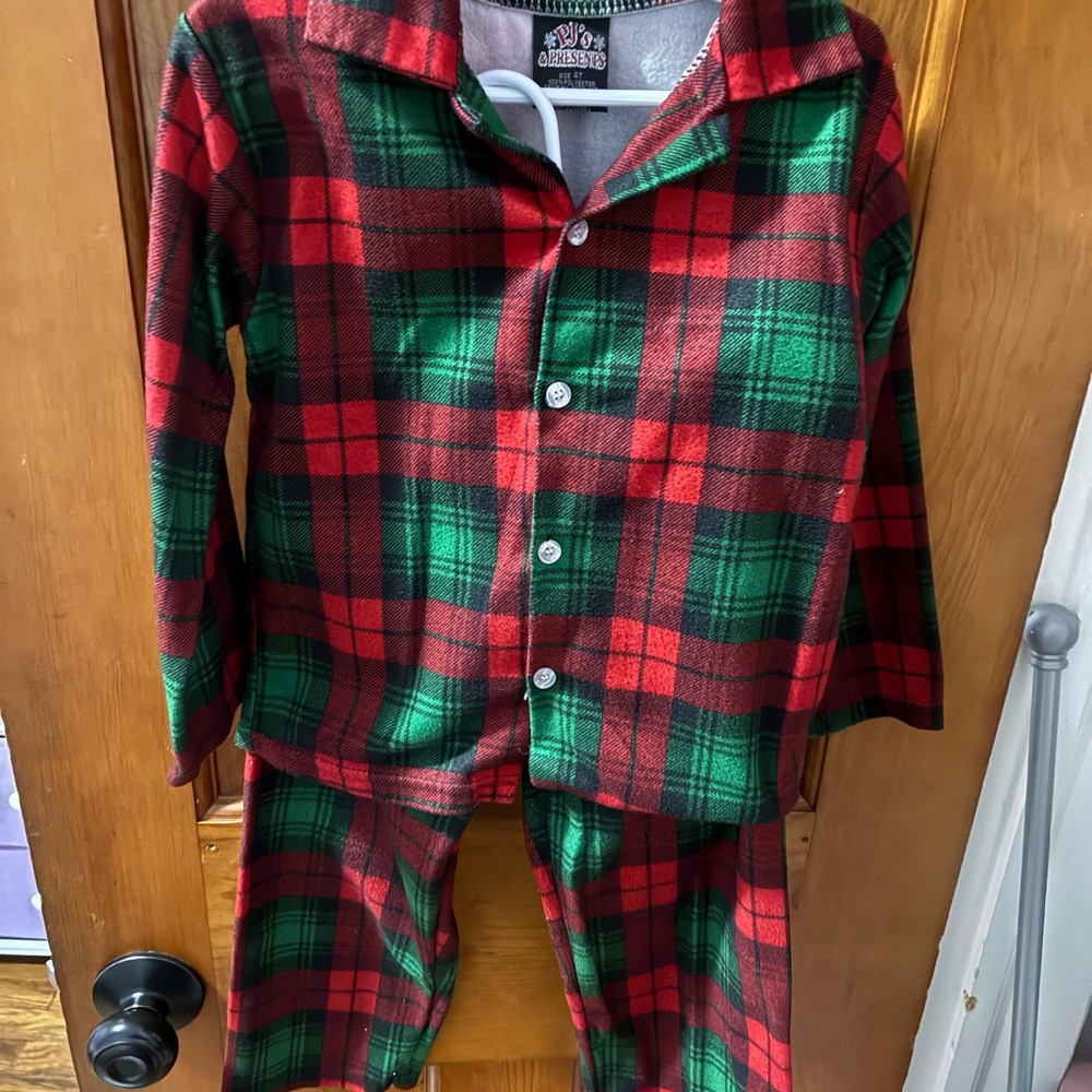 Cozy Plaid Kids Pajama Set in Red and Green